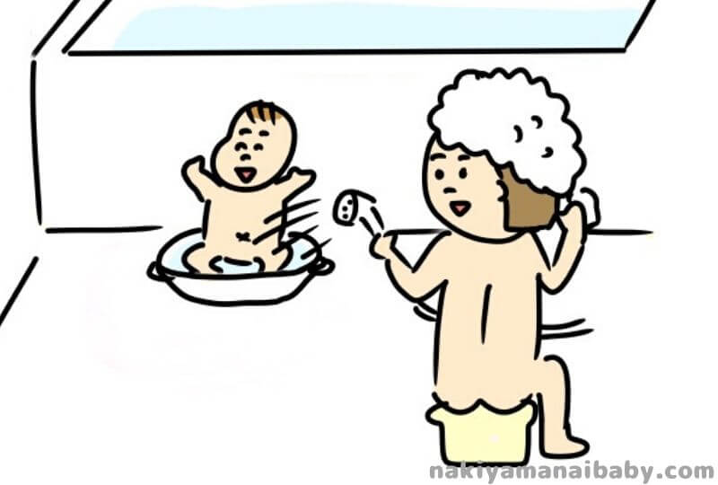 生後6~9月頃、たらいに座ってお風呂に入る赤ちゃんのイラスト