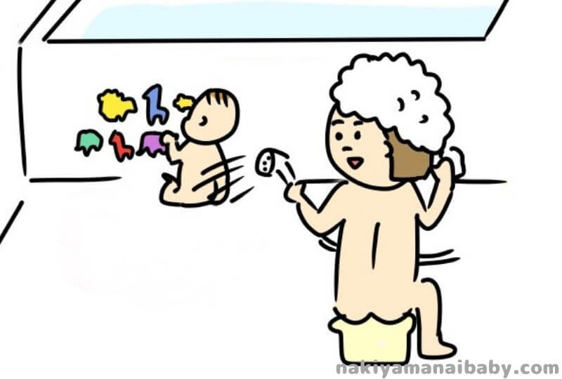 生後9ヶ月頃、お風呂用おもちゃで遊ぶ赤ちゃんのイラスト