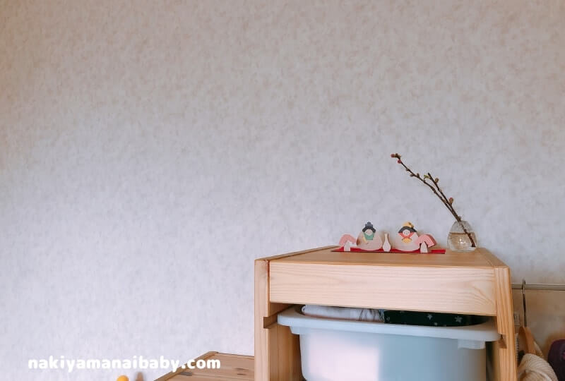 小黒三郎、組み木の雛人形、おむすびなをIKEAトロファストの上に飾った写真