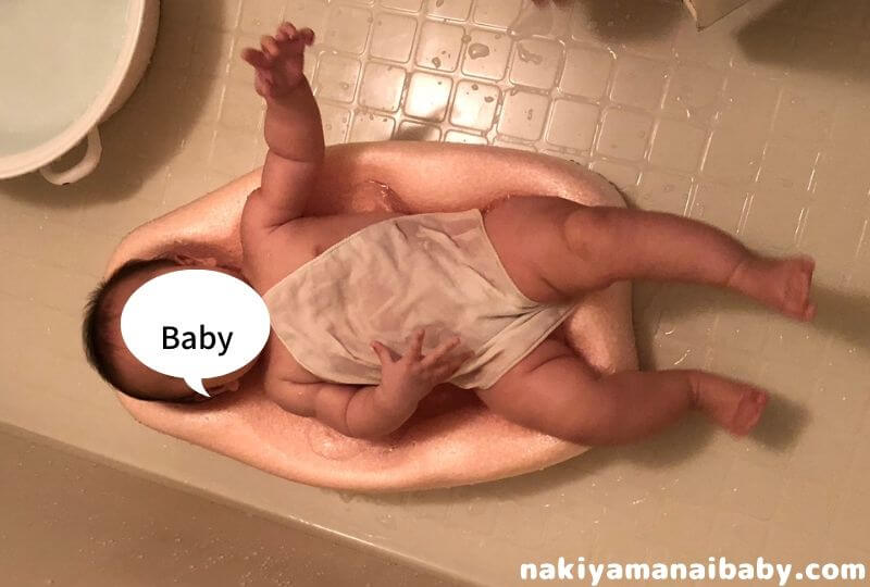 生後2~6月頃、お風呂マットに寝た赤ちゃんの写真