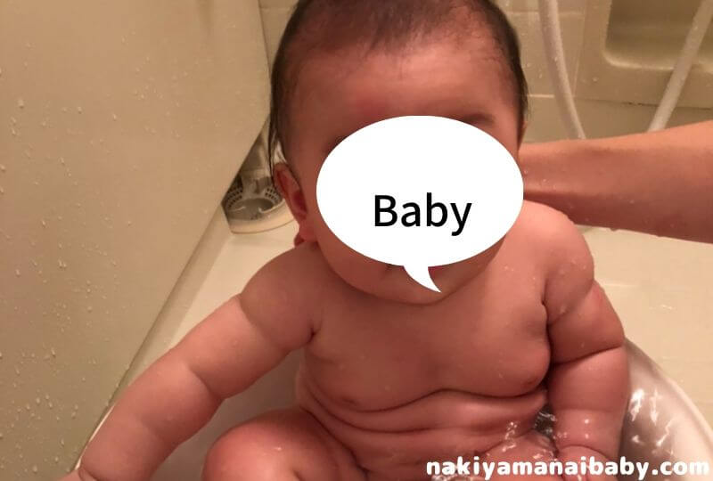 生後6~9月頃、たらいに座ってお風呂に入る赤ちゃんの写真