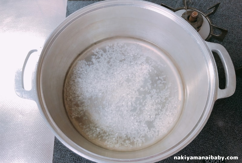 鍋にお米と水を入れ浸水させる写真