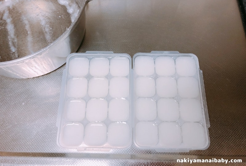 製氷皿に10倍がゆを入れる写真