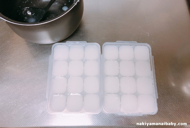 製氷皿に10倍がゆを入れる写真