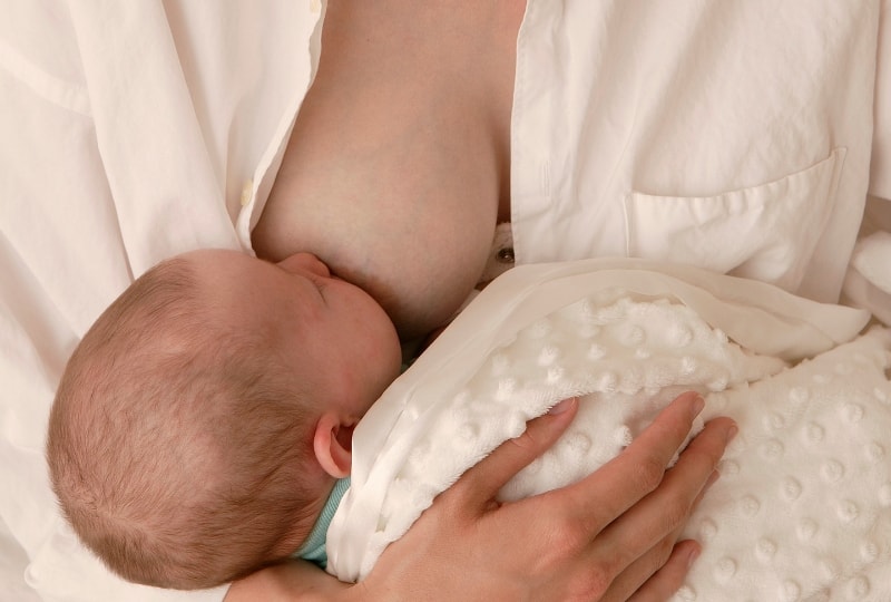 母乳量を増やす方法①とにかく赤ちゃんに吸ってもらう（頻回授乳）