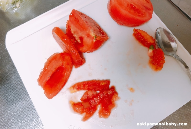 トマトの種を取りみじん切りする写真