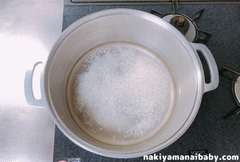 お鍋にお米と水を入れ30分浸水させる写真