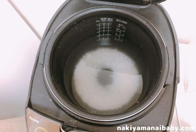 炊飯ジャーにお米と水を入れ浸水させる写真
