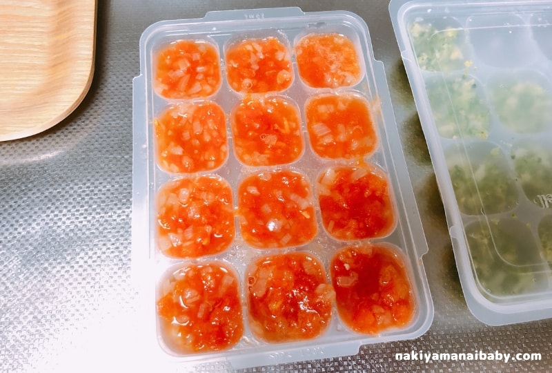 トマトソースを小分け容器に入れる写真