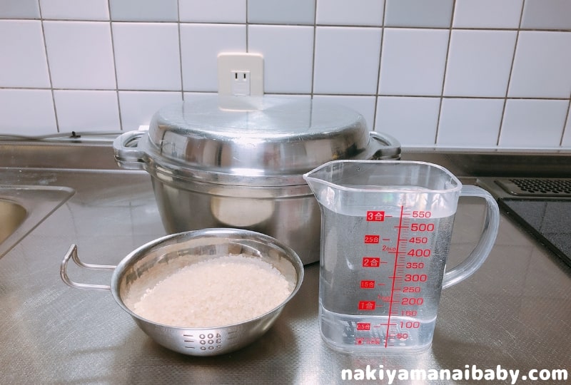 鍋で作る軟飯材料の写真
