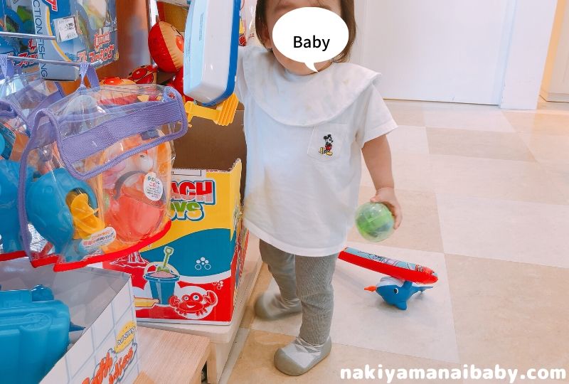 ユニクロのベビーレギンスを着た赤ちゃんの写真