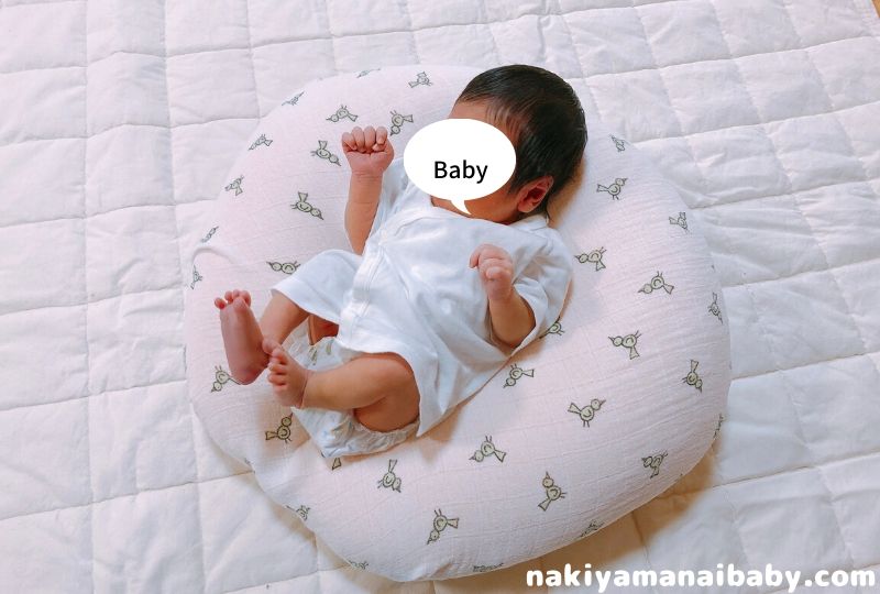 授乳クッションの上で「まるまるねんね」している赤ちゃんの写真
