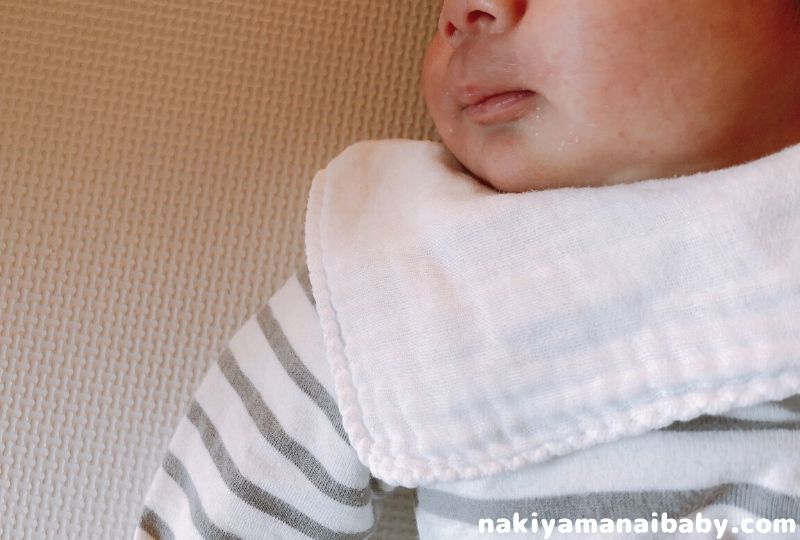 ガーゼハンカチを赤ちゃんに使う写真
