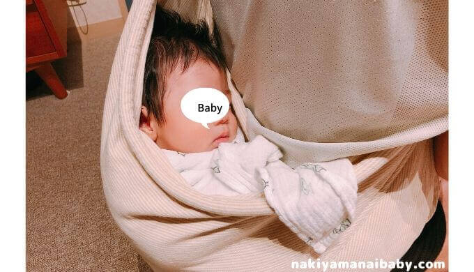 スリングに入った赤ちゃんの写真